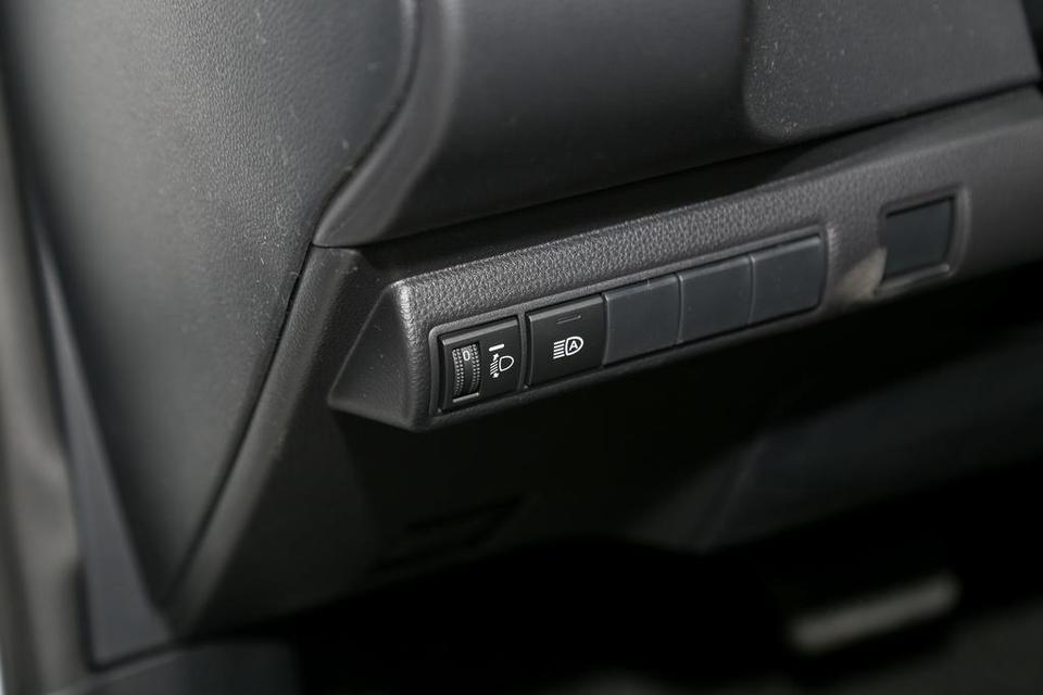 丰田的新卡罗拉，是不是标配自动大灯了？还是只有高配车型有，自动大灯还是实用！