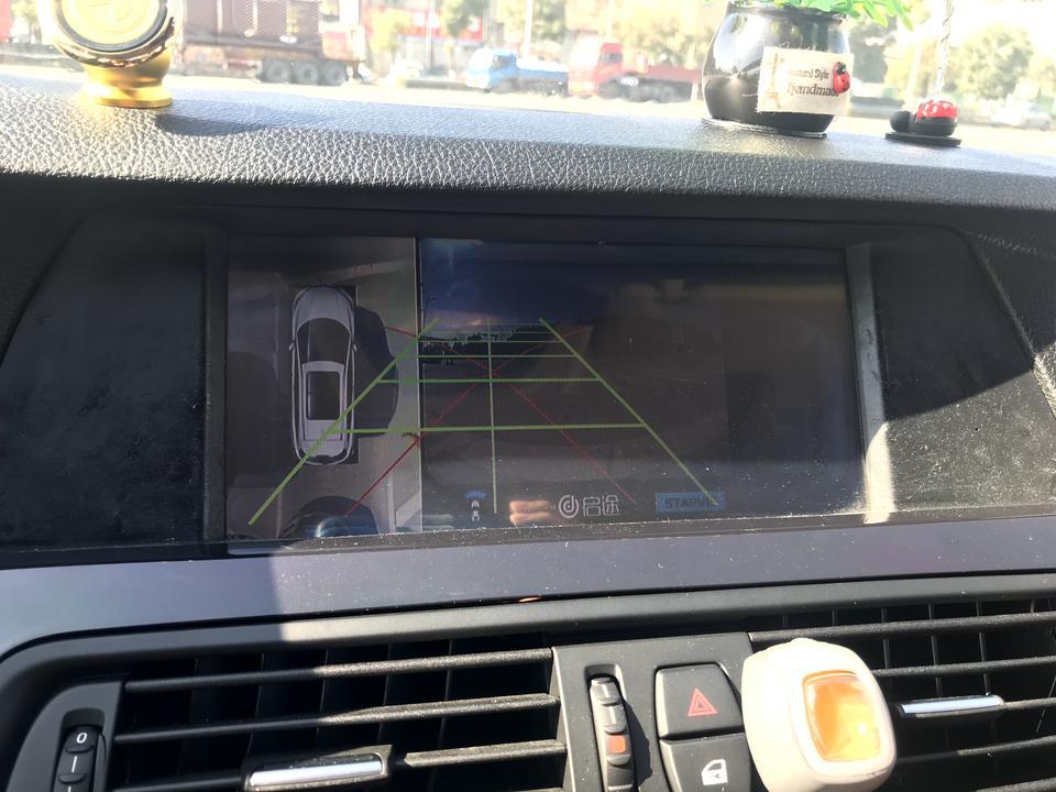 宝马5系14款520Li，cic主机加小屏，在4S店加装的导航倒车影像和大屏，好像是车士杰的牌子，现在如何关掉倒车轨迹线。