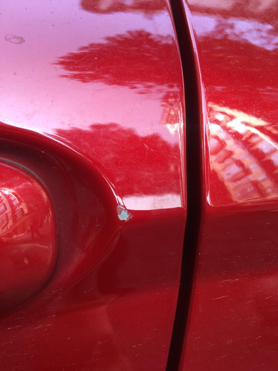 这代凯美瑞车漆是不是过于脆弱了，别人开车门碰了一下就露底漆了，请问这个有必要去处理嘛？