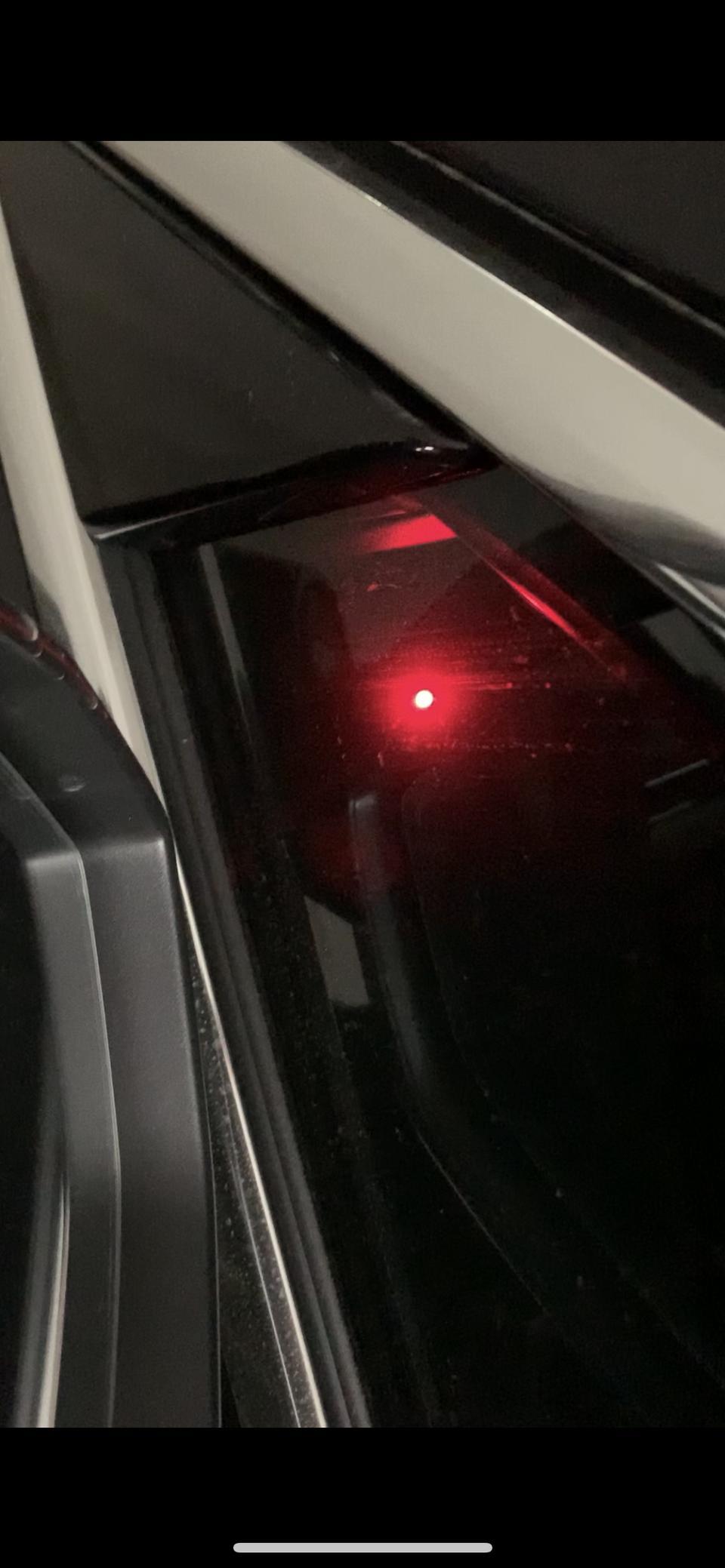 各位大神 奥迪A4L 锁车后主驾车门上有一个红灯一直闪烁，请问这是什么情况
