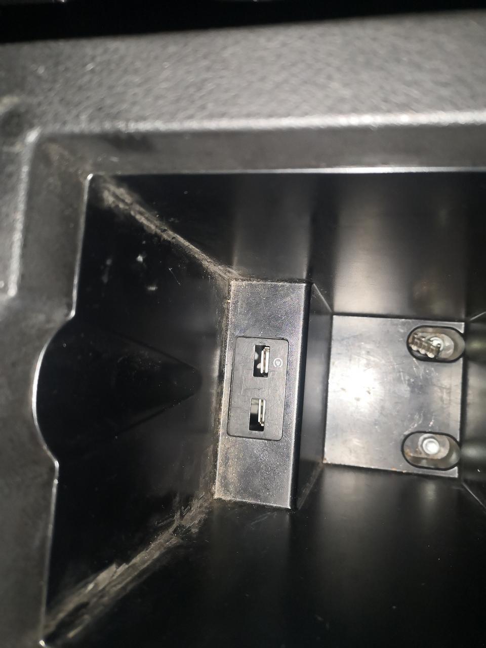 吉利帝豪17款中央扶手箱里USB接口掉下去了咋能。？