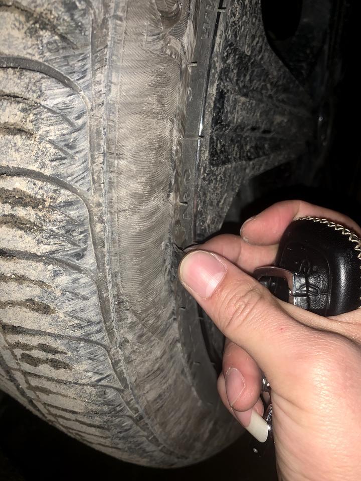 领动帮我看看轮胎跟轮毂交界处破了点皮，这样有没有事，有没有需要更换轮胎。