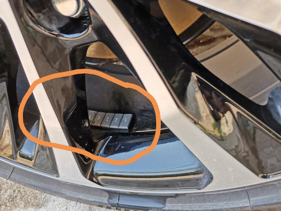 有谁知道这个轮毂上的小铁片是做什么的？（四轮定位片？）2019款雷凌运动版新车上都有这个吗？