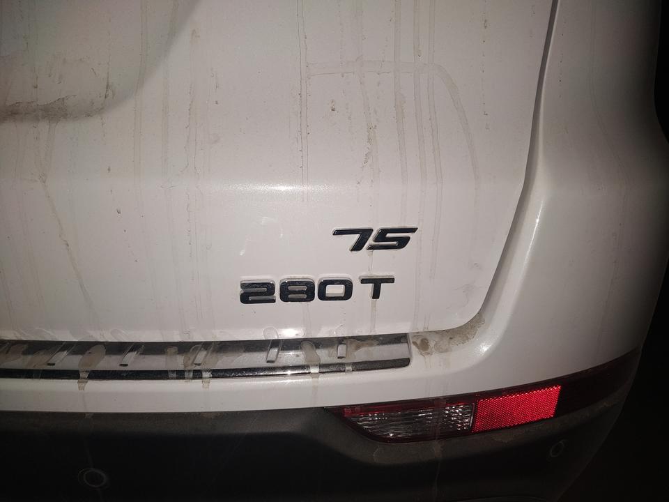 问一下长安CS75新买的车   车后面没有CS的标志   说是让厂家从新发一套标志过来   我能不能不让他贴    直接要求换车   行不行