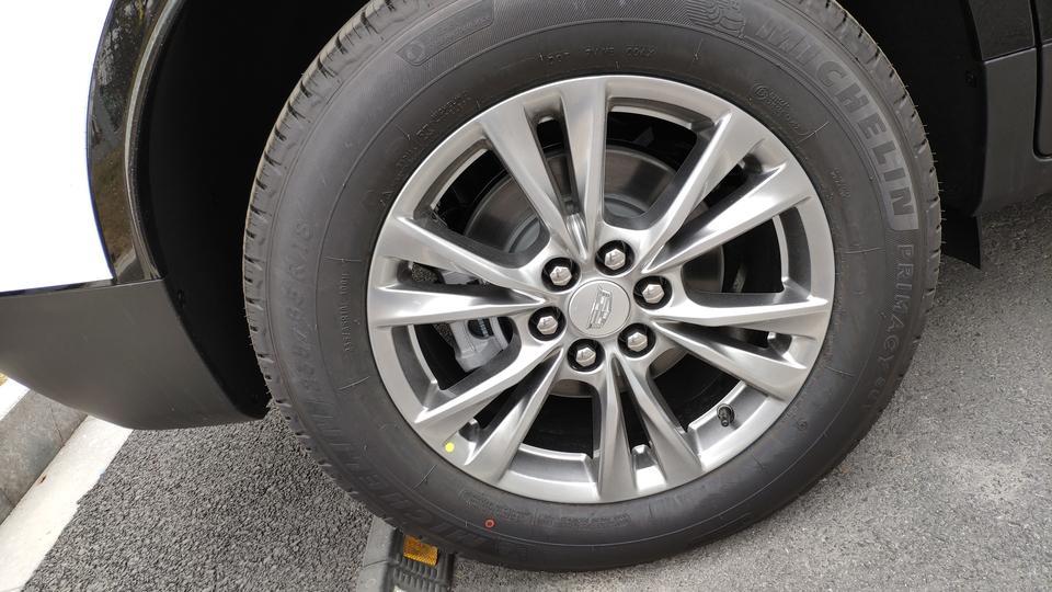请问2020款凯迪拉克xt5的轮胎日期都是在内侧吗，请问有遇到在外侧的吗