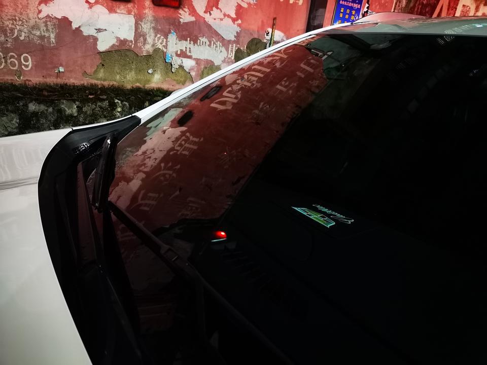 凯迪拉克xt4我想问下XT4锁车后车门锁和挡风玻璃中间的小红灯一直亮着是否正常？