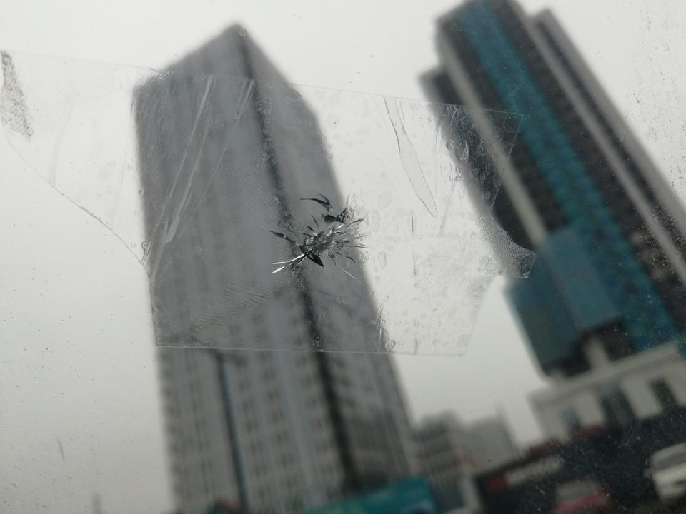 奥迪q3请问下，前挡风玻璃被石子击裂了，这种情况需要换不？能修复不？