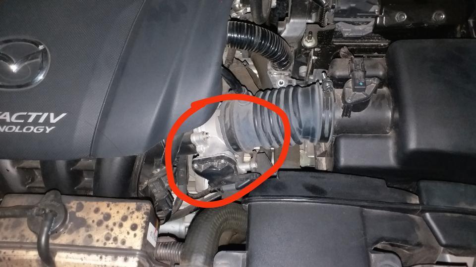 马自达cx4 汽车通电后引擎盖里有电流声，好像是从红圈位置发出来的声音，这是怎么回事儿？你们有同样的问题吗？