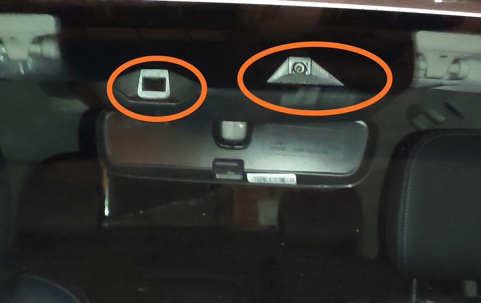 宋pro请问自豪版的这个摄像头能做行车记录仪吗？旁边那个方方的口干什么的，第二张驾驶室内的小插口是干嘛的。