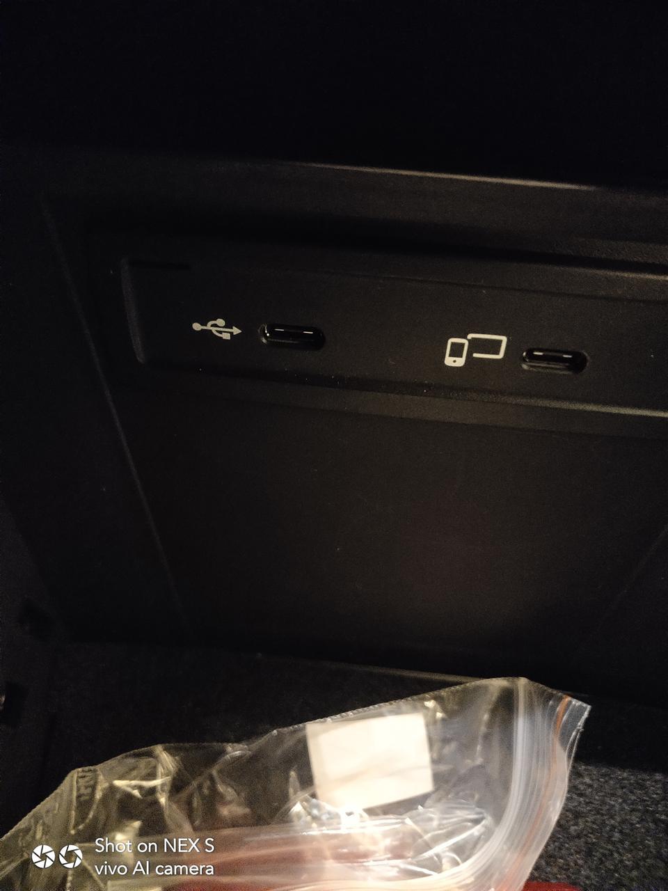 奔驰glc20款的GLC300L动感手扶箱里的USB插口是小头的不能插U盘，我买了一根数据线转接头插上U盘，还是不能连接，我试了U盘和数据线转接头都没有问题，请问是不是20款的不支持USB连接