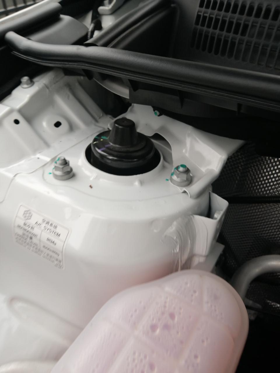 远景x6吉利远景×62020款发动机舱照片中白色的支架上封了白色的胶，是什么用？