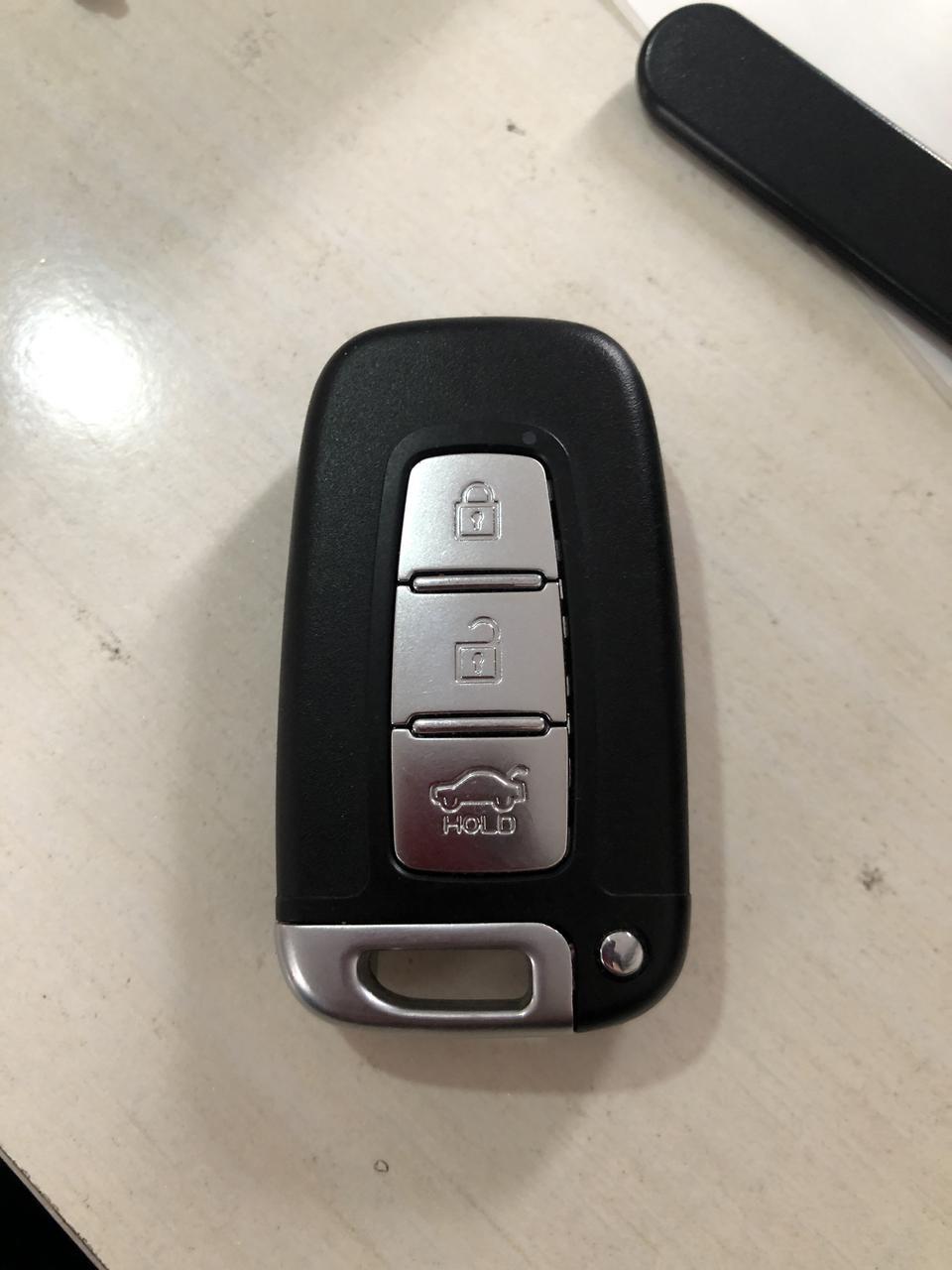 麻烦各位车友，12款起亚k5一键启动的遥控钥匙，遥控上的灯亮，按键不好用了，但是车内可以检测到钥匙，可以正常启动，而且是一把新钥匙，期待各位车友的帮忙