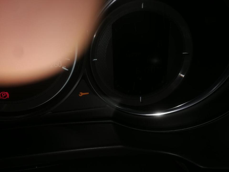 马自达cx5 屏幕显示板手指示灯是什么回事，求解答