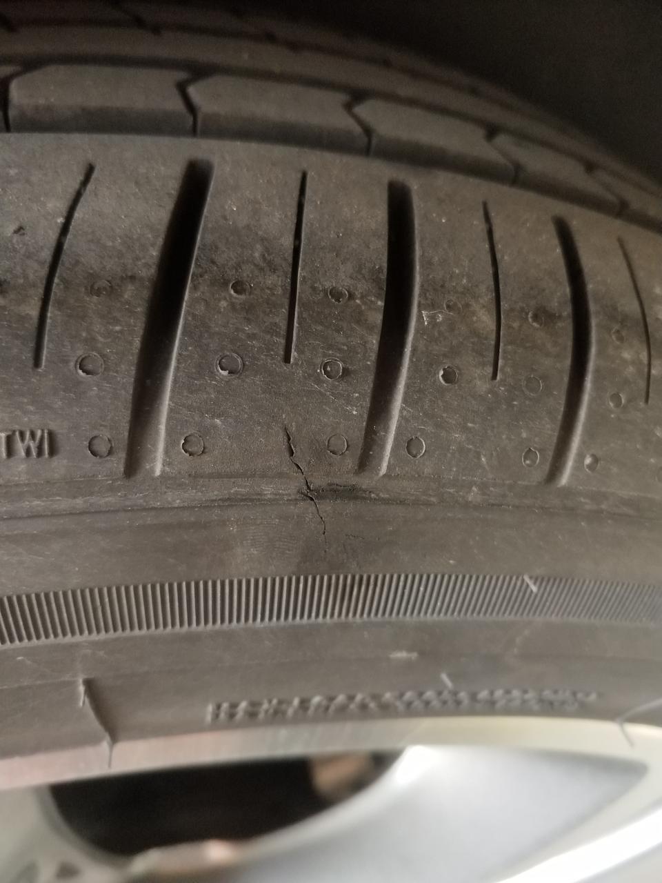 缤瑞朋友们，轮胎成这样要不要紧，是什么原因导致得是裂开呢？还是被割开的？