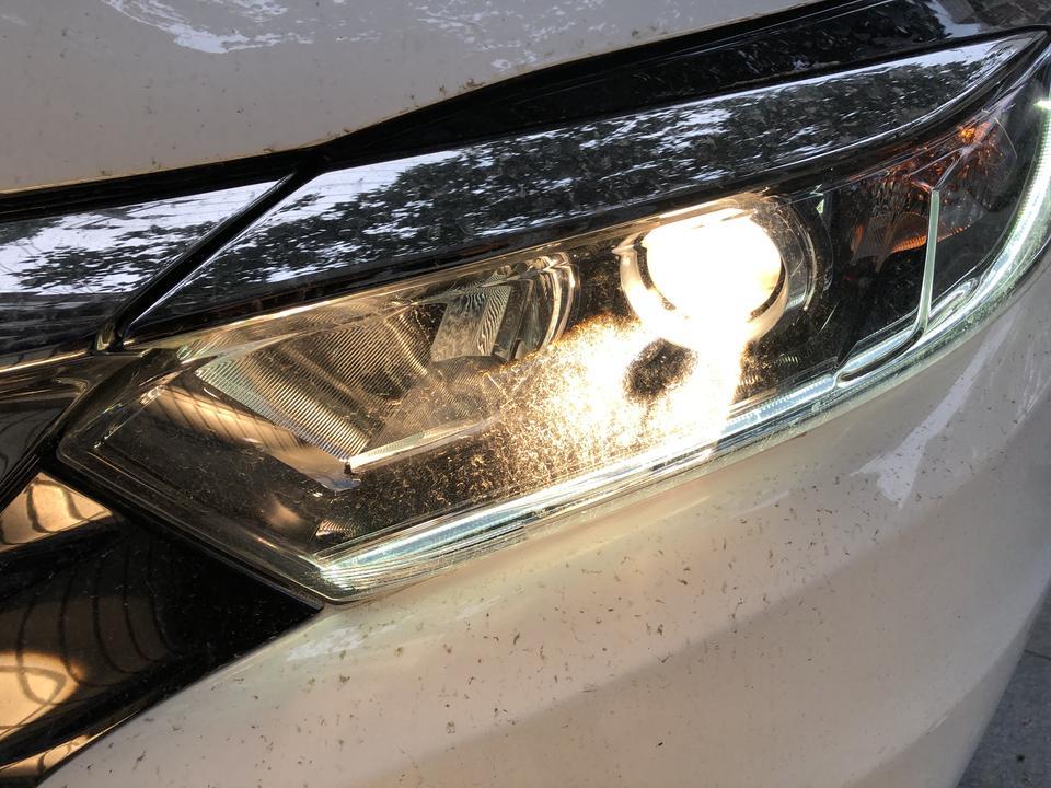 本田缤智2019款精英版1.5T，不知道为什么每次早上启动的时候这个小圆灯要亮，关不了，车子起步行走时就自动关闭，有时候关不了，是怎么回事各位车友们，再次谢谢了。