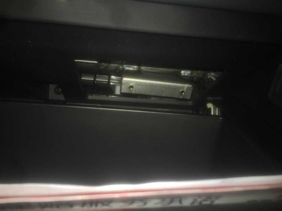 荣威i5你们的i5副驾驶前面的储物盒打开里面是个巨大的空洞吗？？