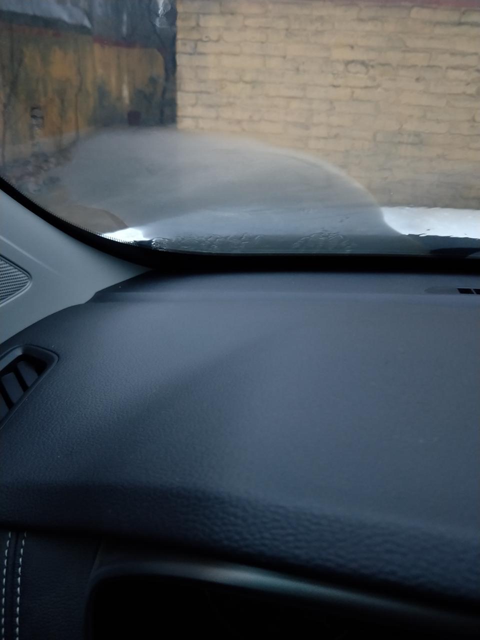 荣威rx5圈友们主驾侧前挡玻璃左边的雾气怎么消除不了？开空调也不行。这是忘么回事？