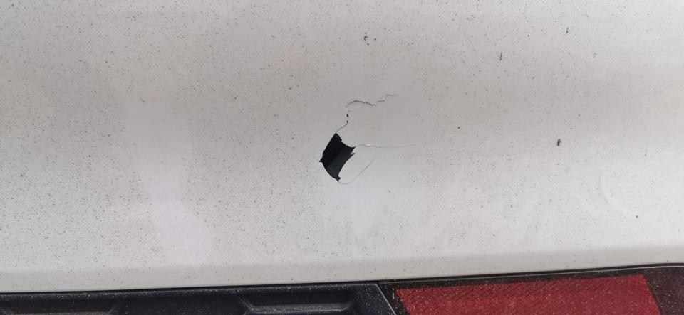 荣威rx5 max后保险杠停车让撞了一个洞，修一下大概多少钱
