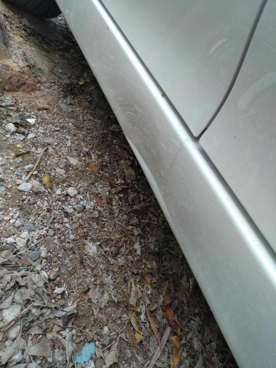 荣威i5今天停车被树根咯了一下。