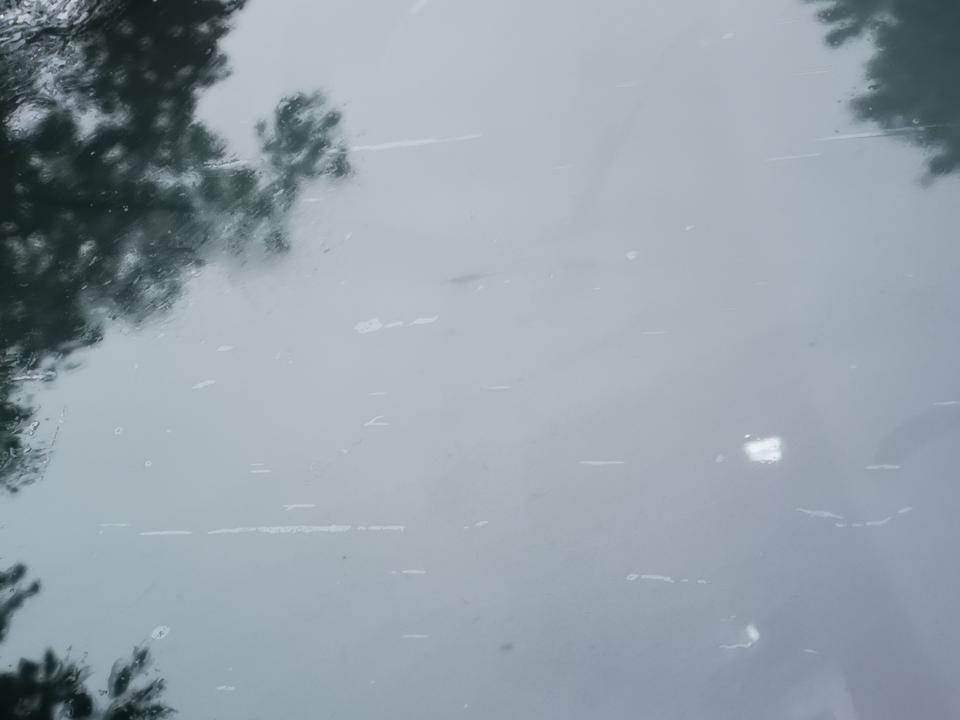 荣威rx5下雨天，用雨刮器一刮，就会出现这种状况，晴天的时候一点问题也没