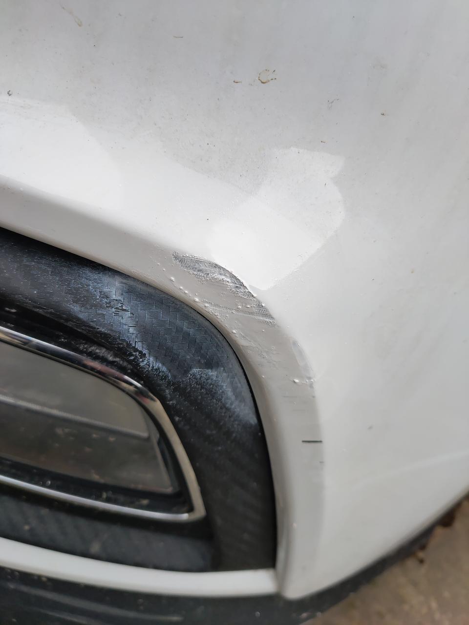荣威rx5今天拐大门口的时候擦了下墙，左前雾灯上沿白漆蹭的漏底漆了，喷了两下自喷漆但还能看出来，请教下老司机怎么修复！