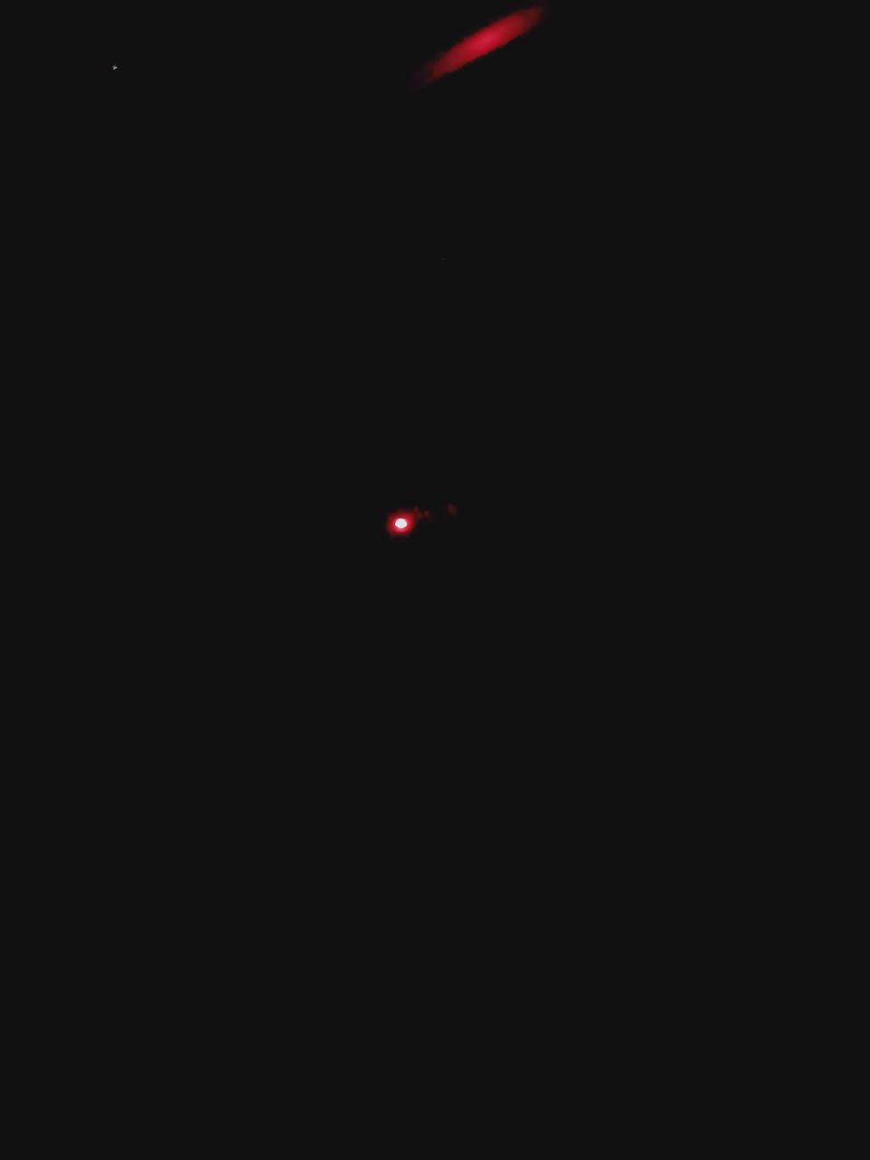奥迪q2l我的车驾驶位门上有个红点一亮一亮的，不知道做什么的？晚上刚刚看见的
