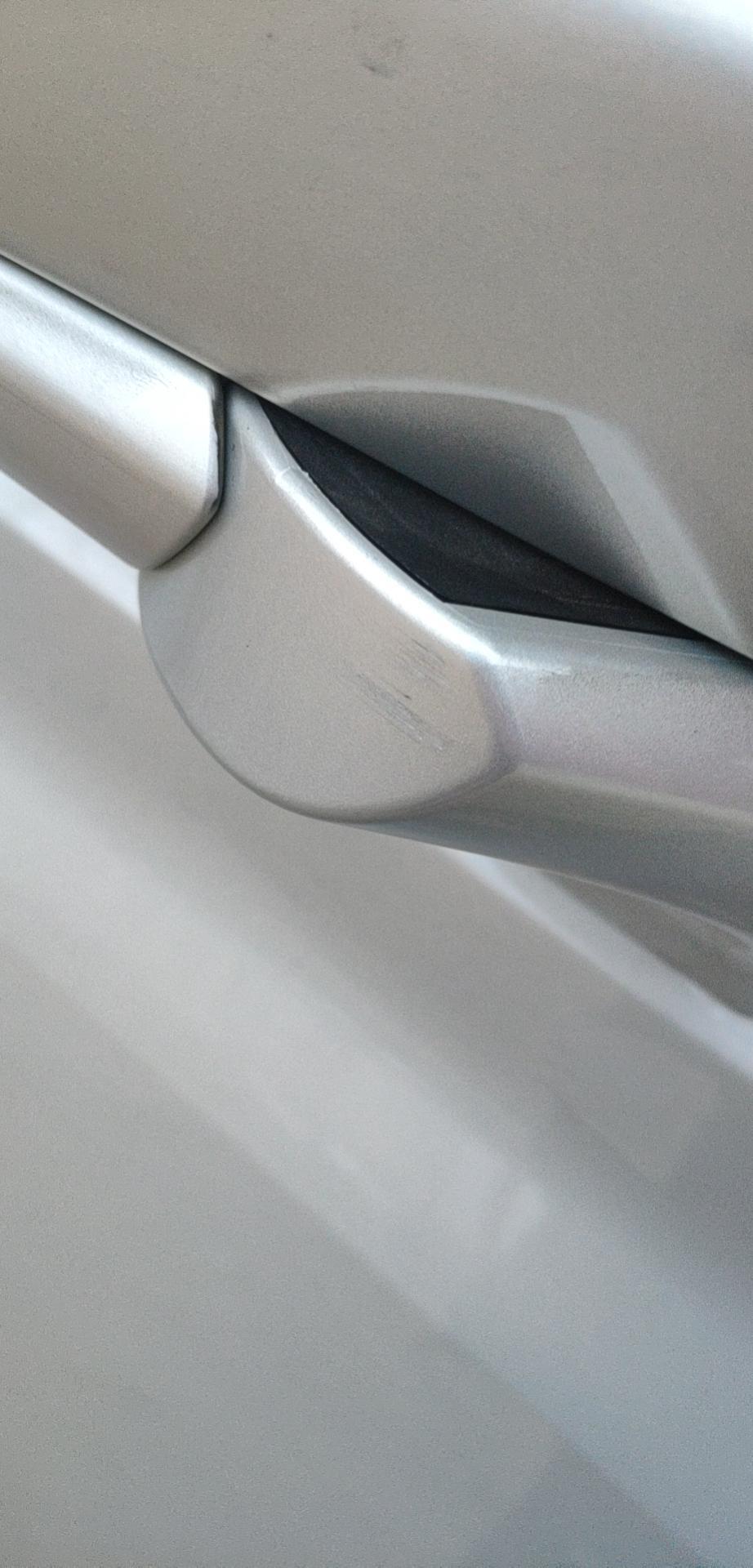 荣威rx5 max车友们，新车提了半个月右反光镜自动折叠磨损怎么办！