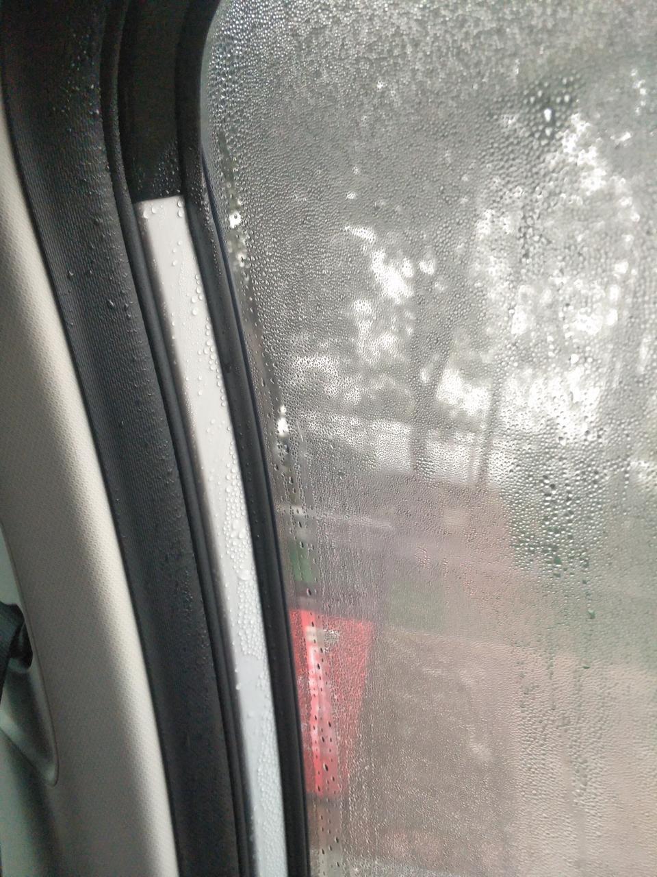 荣威i5问下各位老铁们，早上起来开车发现车窗里面全是水珠，前面玻璃也是，里面有，外面没有，这是什么情况导致