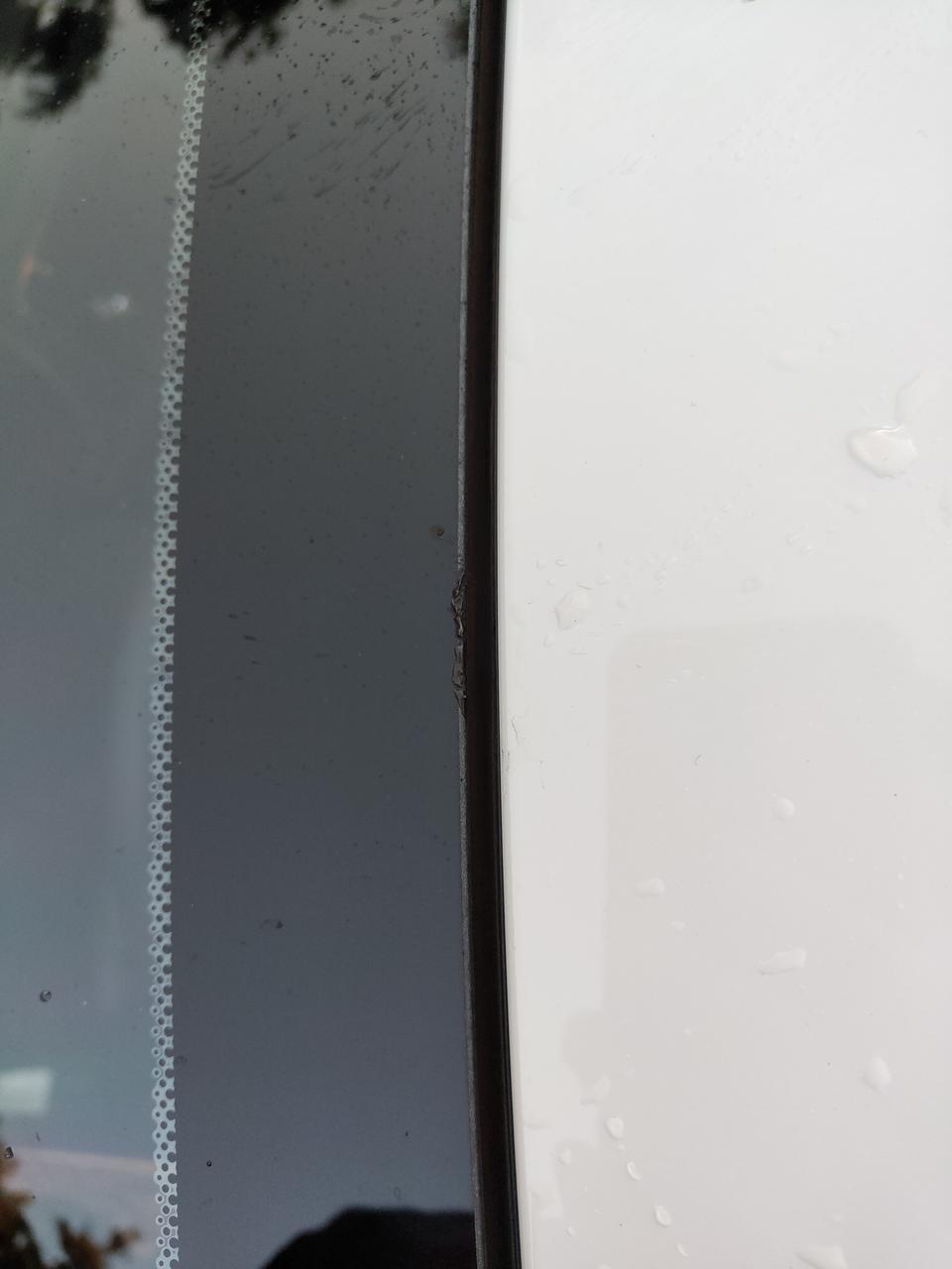 荣威rx5rx5前挡玻璃顶端有被烧融的痕迹，你们的有吗？是质量问题还是出厂就是这样的？有影响吗？