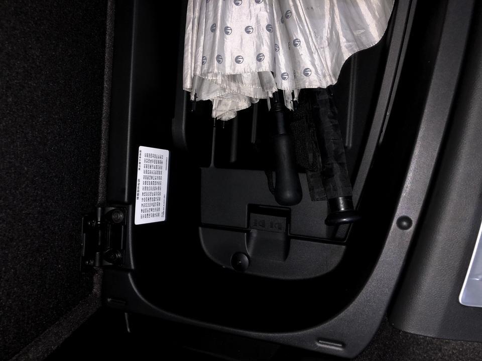 凯迪拉克xt6请问铂金运动版流媒体SD卡槽的位置是在哪？后备箱左侧并未找到卡槽