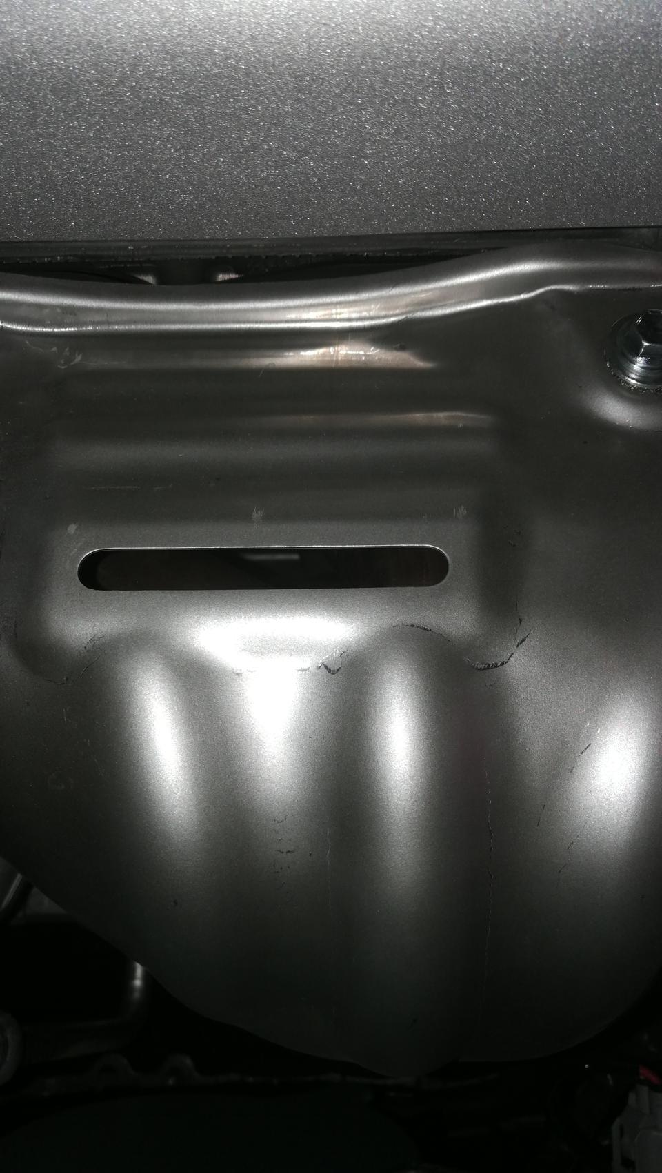 雷克萨斯nx请问新车NX300h发动机下面这个盖子为啥看起来像修补过的？提车那天有看到。销售也带我去看展厅的同款车，也是这样，连痕的位置以及凹陷下去的位置都是一样的。
