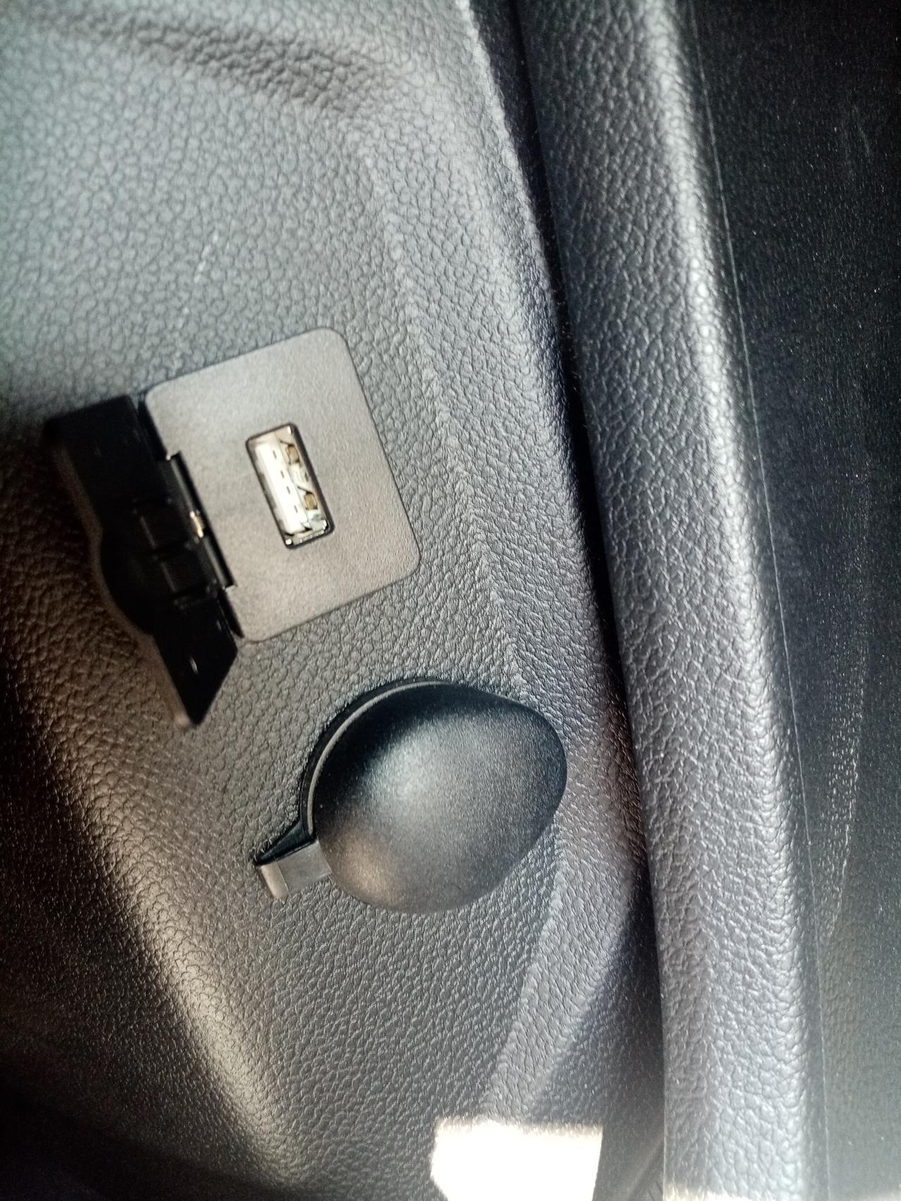 哈弗H6 各位大佬苹果carplay，怎么数据线插口不一样呢，车上的是安卓插口，我这苹果插口太小了。怎么弄
