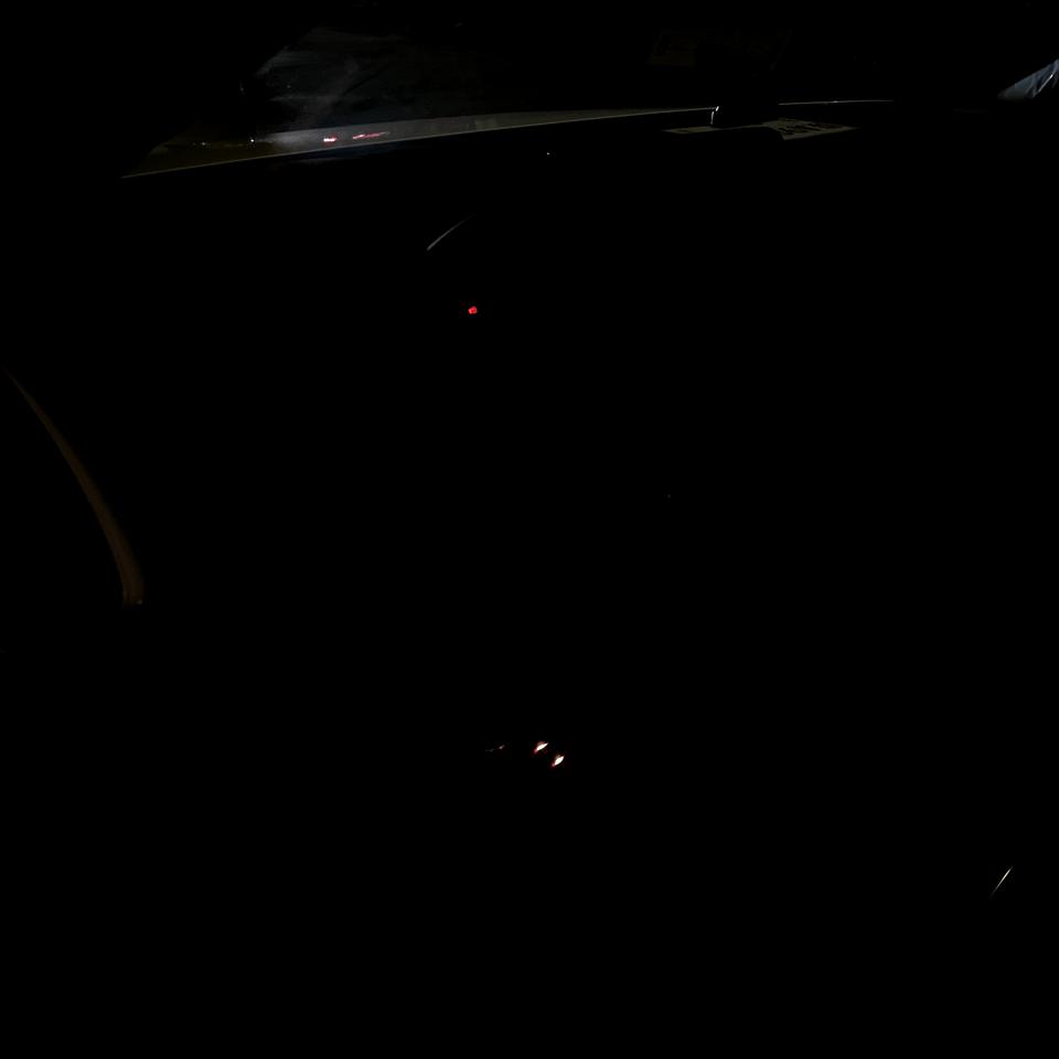 马自达3 昂克赛拉 请问锁完车以后仪表盘红灯闪的这个是什么？