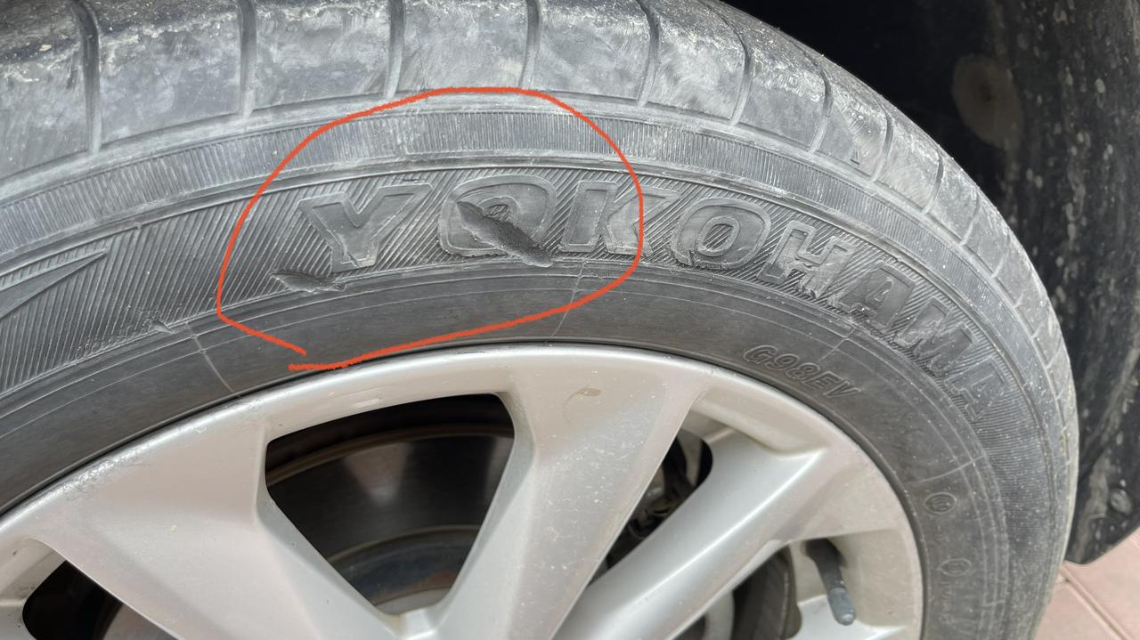 日产逍客 求问轮胎侧面有些磨损，是否需要更换，如果更换是否需要一起换两个轮胎