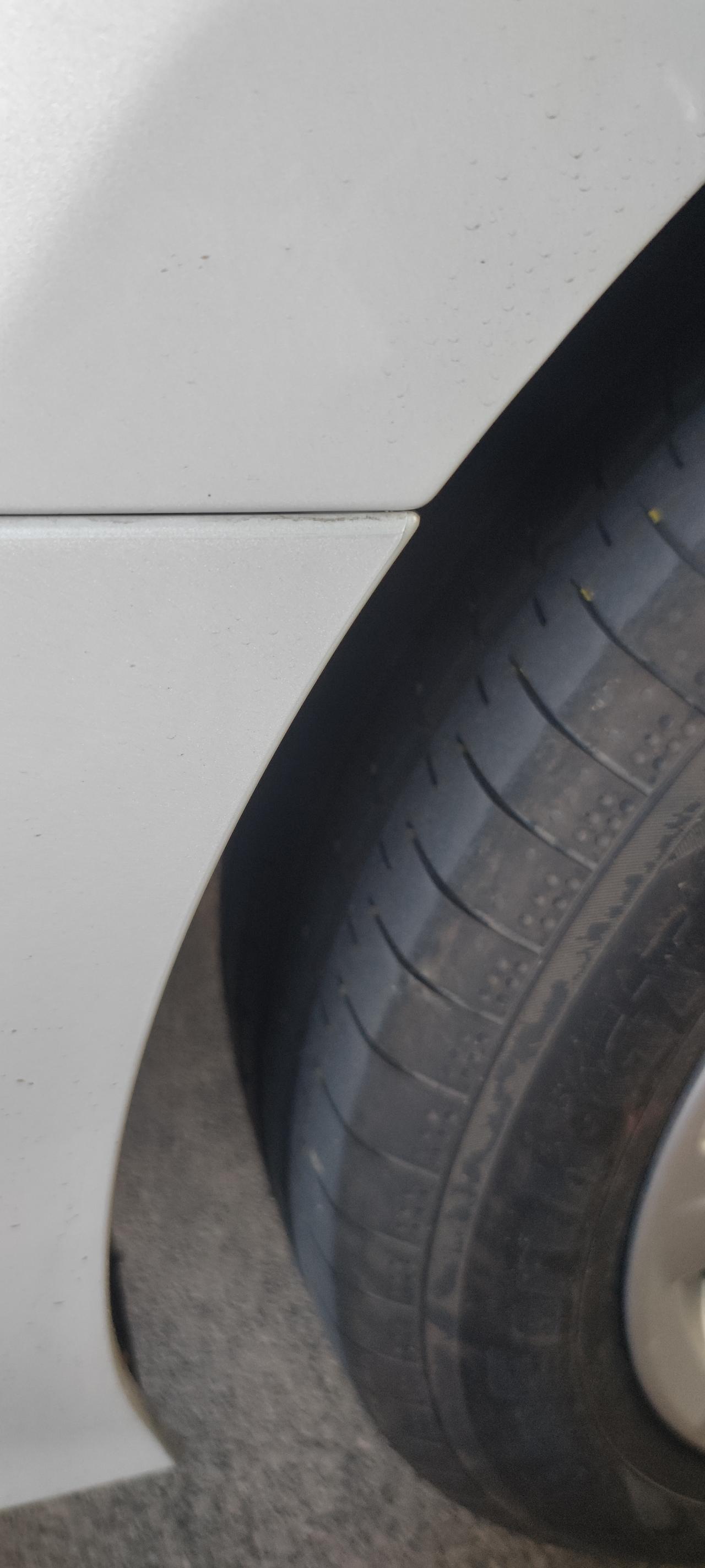 丰田凯美瑞 大家的车后保险杠面层是贴的一层膜吗？
