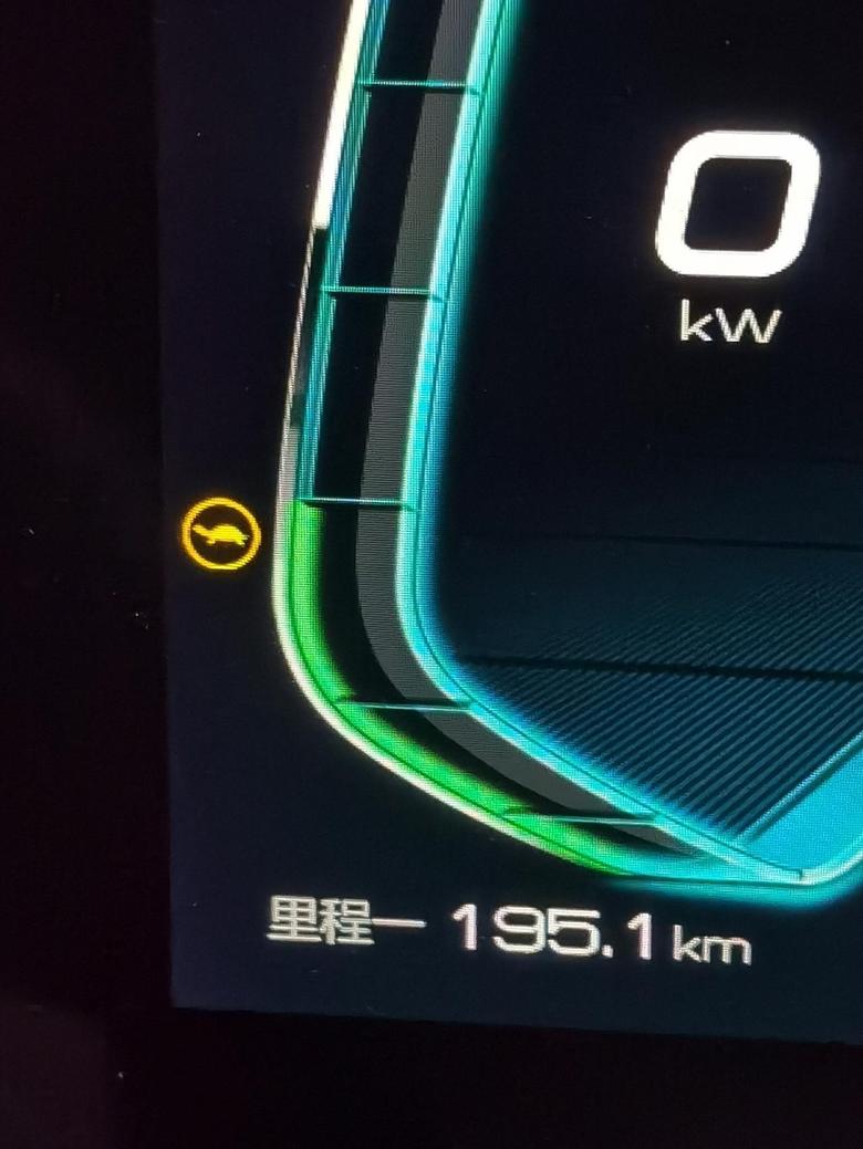 元PRO提车后每次充满电实际行驶里程都是200公里左右，最低一次170，最高一次210，今天在离家还有十几公里的时候就只有5%电量了，好在是坚持到家了大家的车满电实际续航都有多少啊？坐标北京，今天室外温度 5℃今天出门时电量70%左右，一天行程里程150公里左右，到家已经0%了。今天发现这个车余电1%的时候会显示小乌龟同时最高只能加速到50多时速。