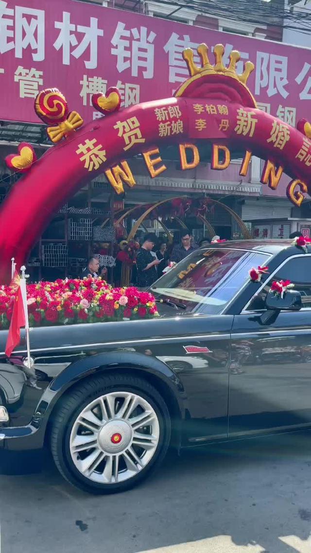 新娘是安徽亳州人做建材生意，陪嫁100万现金，一辆红旗L5,十辆劳斯莱斯，今天大婚，祝他们幸福