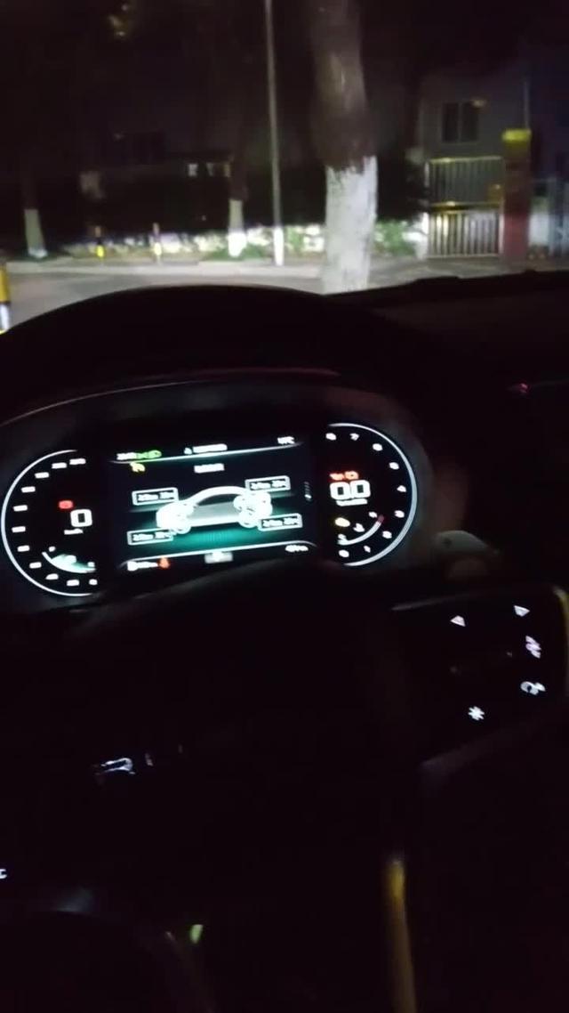 荣威i6 max 氛围灯给夜晚的车内增加了一份高级感！
