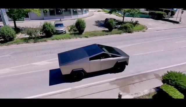 颠覆传统汽车印象TeslaCybertruck无人机实拍