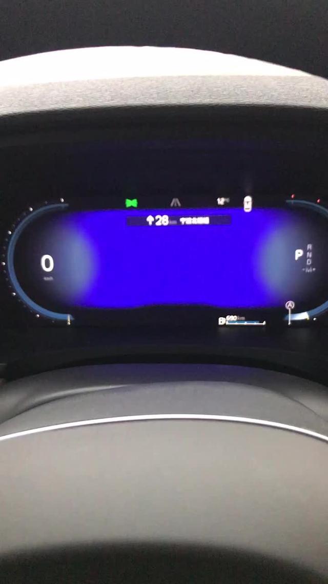 沃尔沃s90 提车三天，中控黑屏一次，第二次就是视频中中控黑屏，显示器蓝屏。说实话真的有点糟心。当时是在高速上