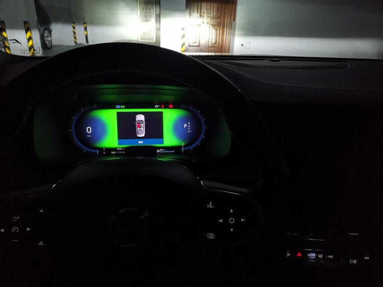 2022款志远豪华版沃尔沃S90中间显示屏突然黑屏？购买的新车，是什么情况