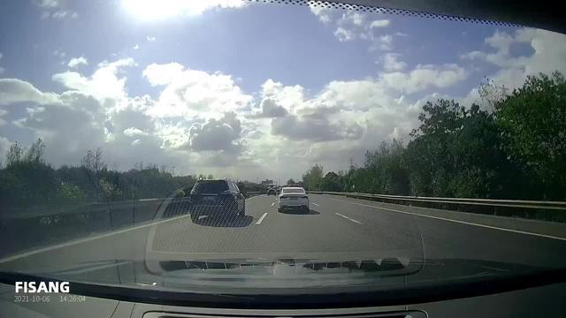 沃尔沃s90 上传国庆高速被追尾前的那一段行车记录仪视频吧，追尾我的福特锐界是刚开始的那台黑色suv