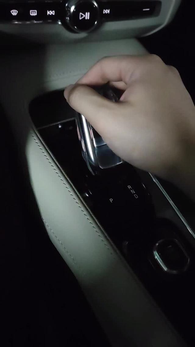 沃尔沃s90 请问各位车友，您们的车在往下换挡的时候声音是否也如视频中这般？似乎因为一些摩擦而发出了吱吱声。谢谢！