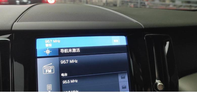 沃尔沃xc60.21款智逸豪华版。正常行驶中，车内收音机处于关闭状态，时不时的收音机会突然会响一下，（就是这个96.7MHz）持续几秒后会自动关闭。不知道别的车友有没有发现过这个问题。