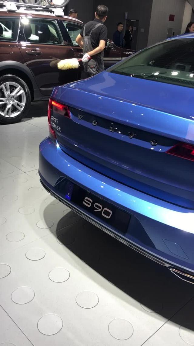全新沃尔沃S90的车尾设计比较短小，和车头相比稍显逊色