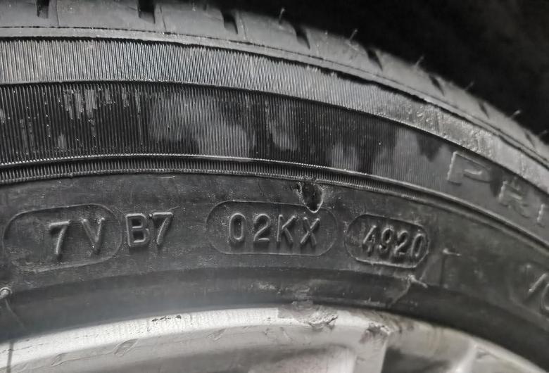 沃尔沃s90 上个星期刚换的新轮胎，早上老婆开车转弯把轮胎侧面碰到一个小坑，影响轮胎吗