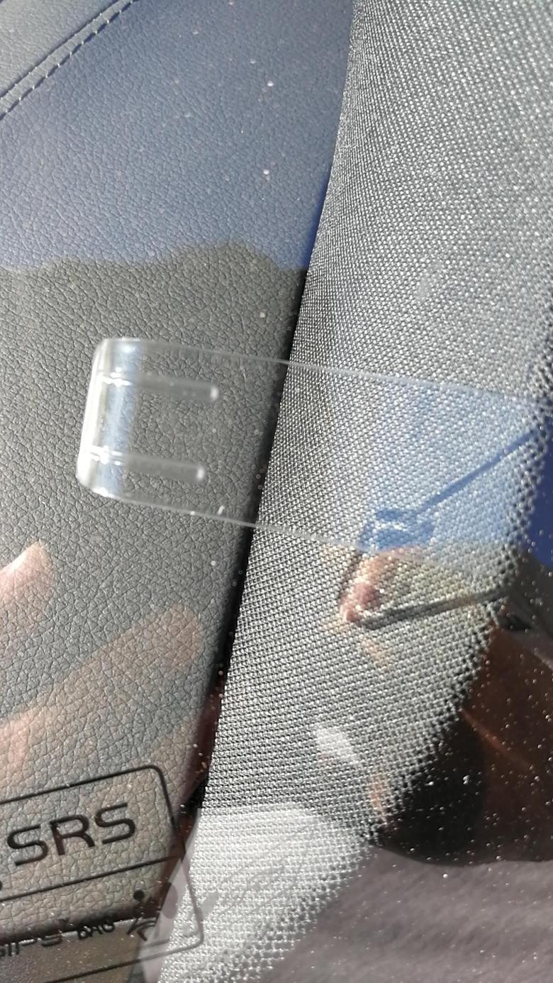 沃尔沃s90 前档玻璃左下角这个透明塑料条是干啥的？