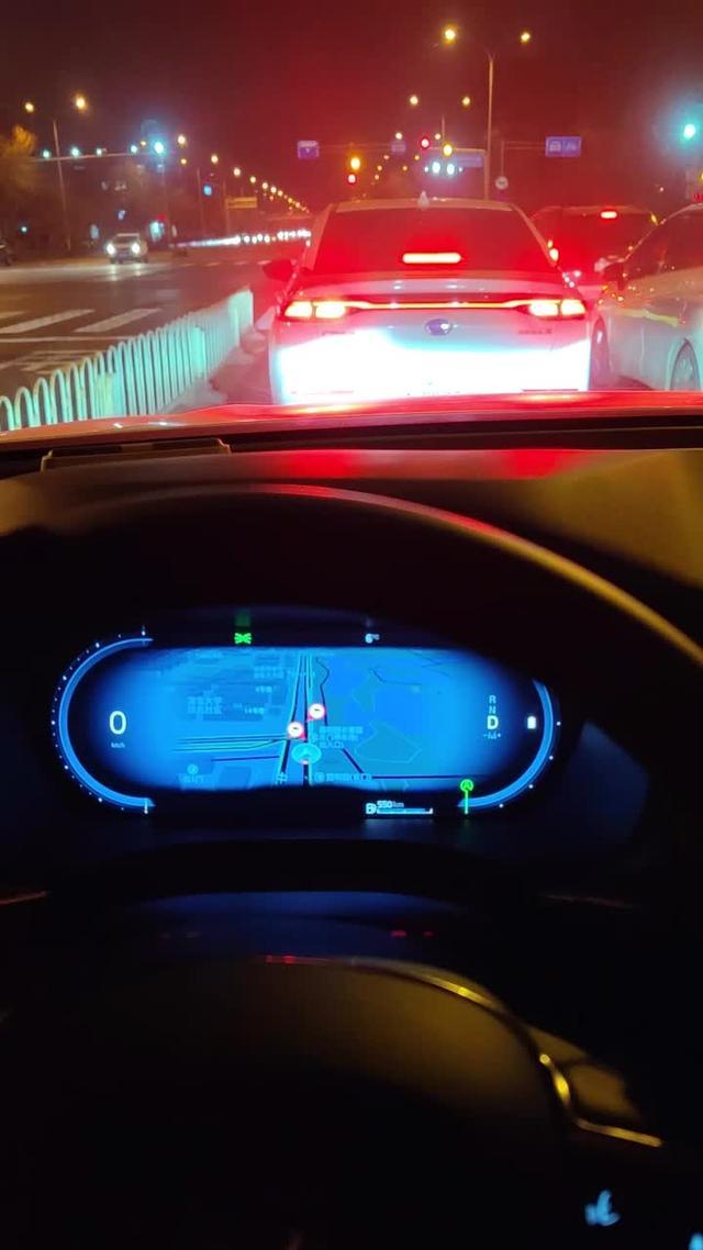 沃尔沃xc60 这个功能挺好的，红灯前车走，自己没走，液晶屏提示准备行驶？并伴随一声滴。滴声克制。彰显儒雅