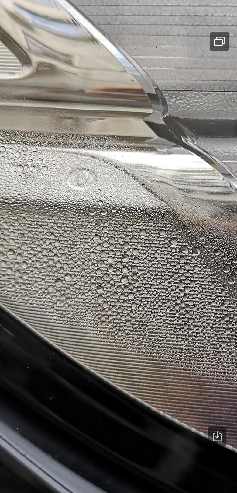 沃尔沃s90 昨天洗了车，后来下雨，大灯里面有雾气，正常吗？