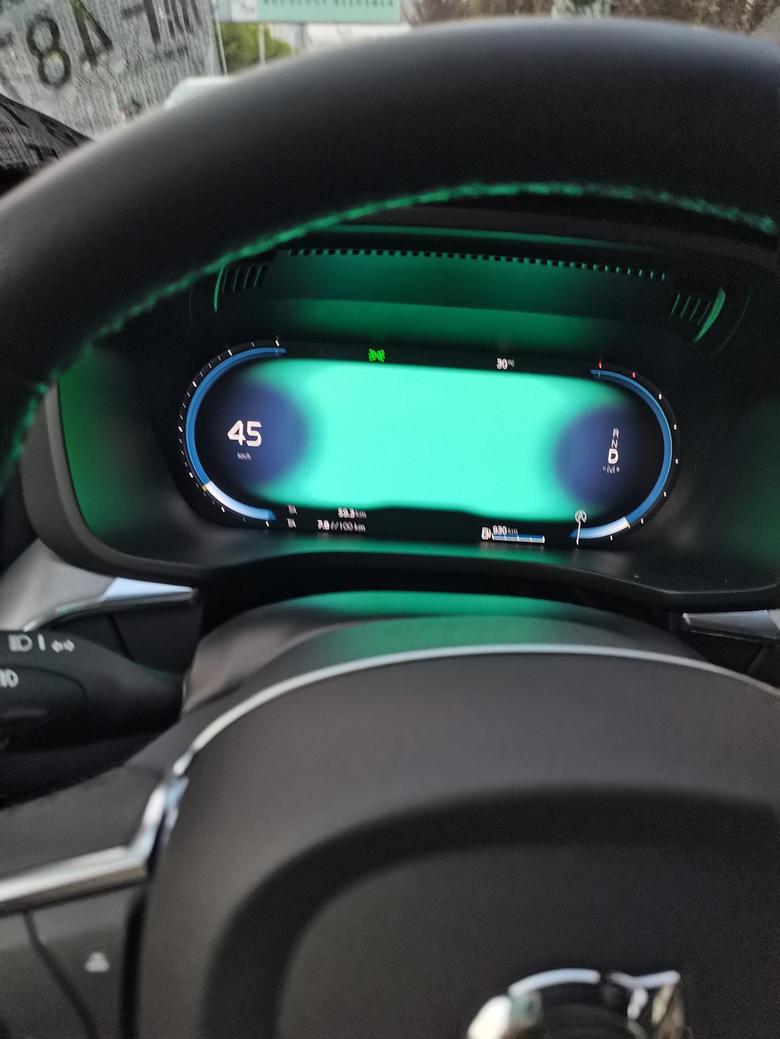 沃尔沃xc60 2022款智逸提车五天仪表本来是显示地图，一下子就全绿了（中控台全屏变绿），车内影响没声音了，转向灯也没声音，过几分钟就好了。几十万的车还比不了几万块的车了，哎